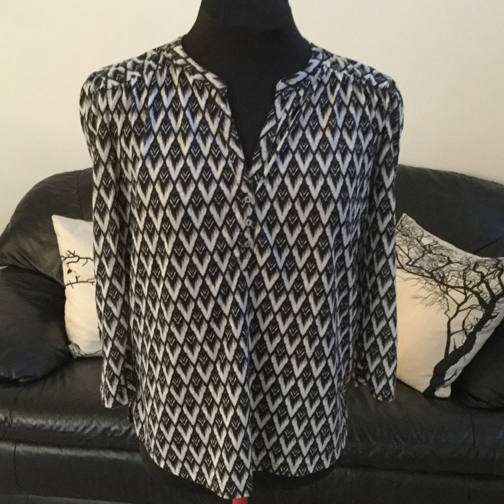 H&M Black & White Patterned Blouse w/ 3 Buttons